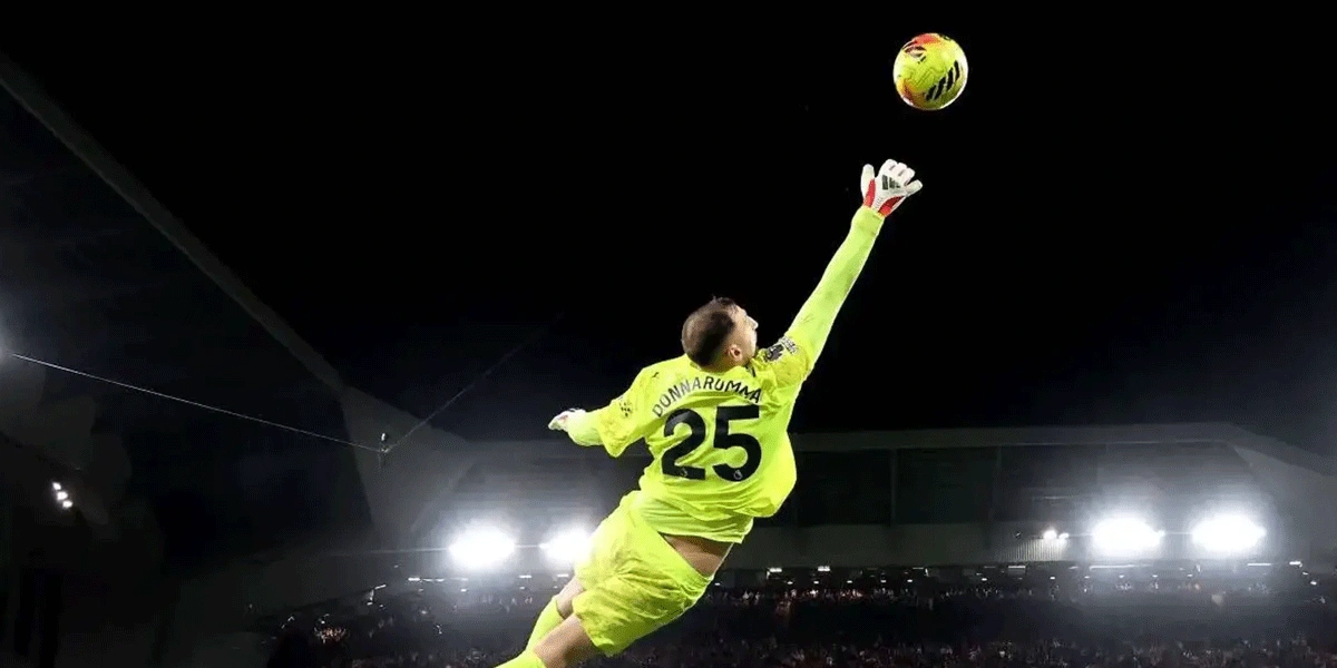 The-Kop-Sambut-Donnarumma-dengan-Tepuk-Tangan-di-Anfield (1)